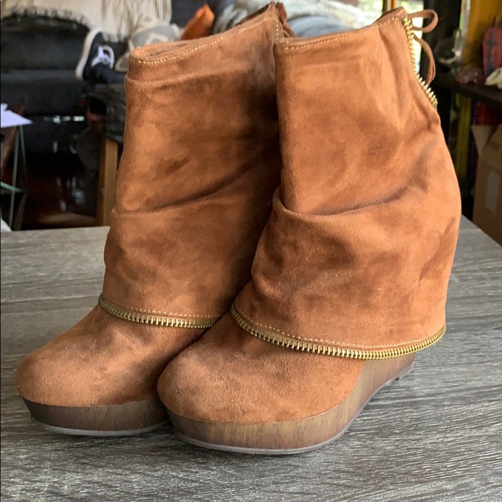 Faux leather and zipper brown booties